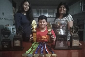 Reyna Angélica (izquierda), Carlos y