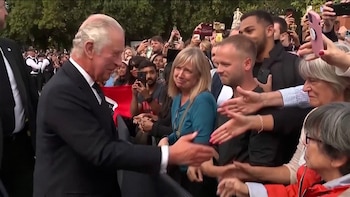 Carlos III saludó a la gente en el Palacio de Buckingham