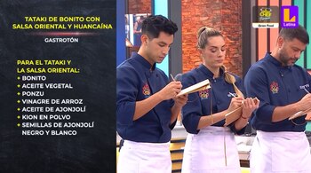 Finalistas hacen apuntes para la
