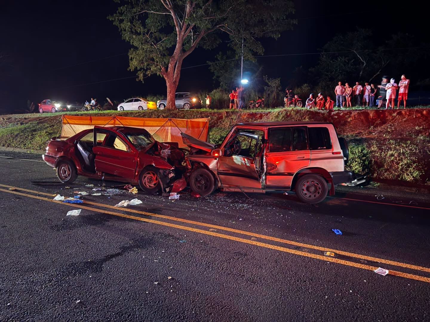 Un choque frontal en la ruta 27, en Orotina, dejó muertos a un niño de seis años y a un adulto. (Foto cortesía Cruz Roja Costarricense)