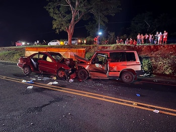 Un choque frontal en la ruta 27, en Orotina, dejó muertos a un niño de seis años y a un adulto. (Foto cortesía Cruz Roja Costarricense)