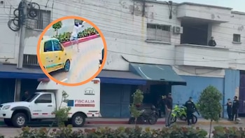 El acompañante de la motocicleta cruzó el separador de la Vía 40 y disparó contra la fachada de la Cárcel Modelo de Barranquilla - crédito captura de pantalla @RedMasNoticias/X
