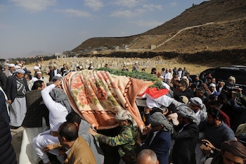 Hombres llevan el ataúd de