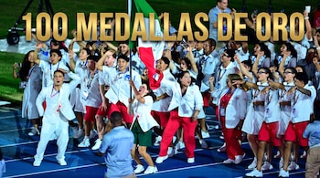 Grupo de personas con uniformes blancos, rojos y verdes, agitando una bandera mexicana y celebrando en una pista azul. Texto dorado '100 MEDALLAS DE ORO'.