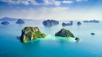 El hecho de que Tailandia figure en el top 10 no sorprende a quien haya visitado este país. Desde las impresionantes islas que corren por la costa este del Golfo de Tailandia hasta las hermosas formaciones rocosas de Krabi, no faltan los destinos de playa. Pero fuera de las regiones costeras también hay mucho para disfrutar, incluidos los Santuarios de Vida Silvestre Thungyai-Huai Kha Khaeng, hogar de elefantes y tigres