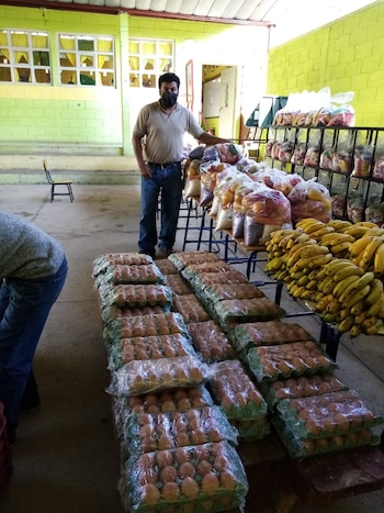 Gracias a la agricultura familiar, el 50 % de la alimentación escolar de 610 niñas y niños en San Marcos proviene de productores locales. (Foto cortesía Red de Agricultores Tejutlecos)