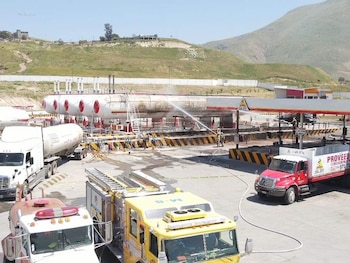 Bomberos de cinco estaciones acudieron