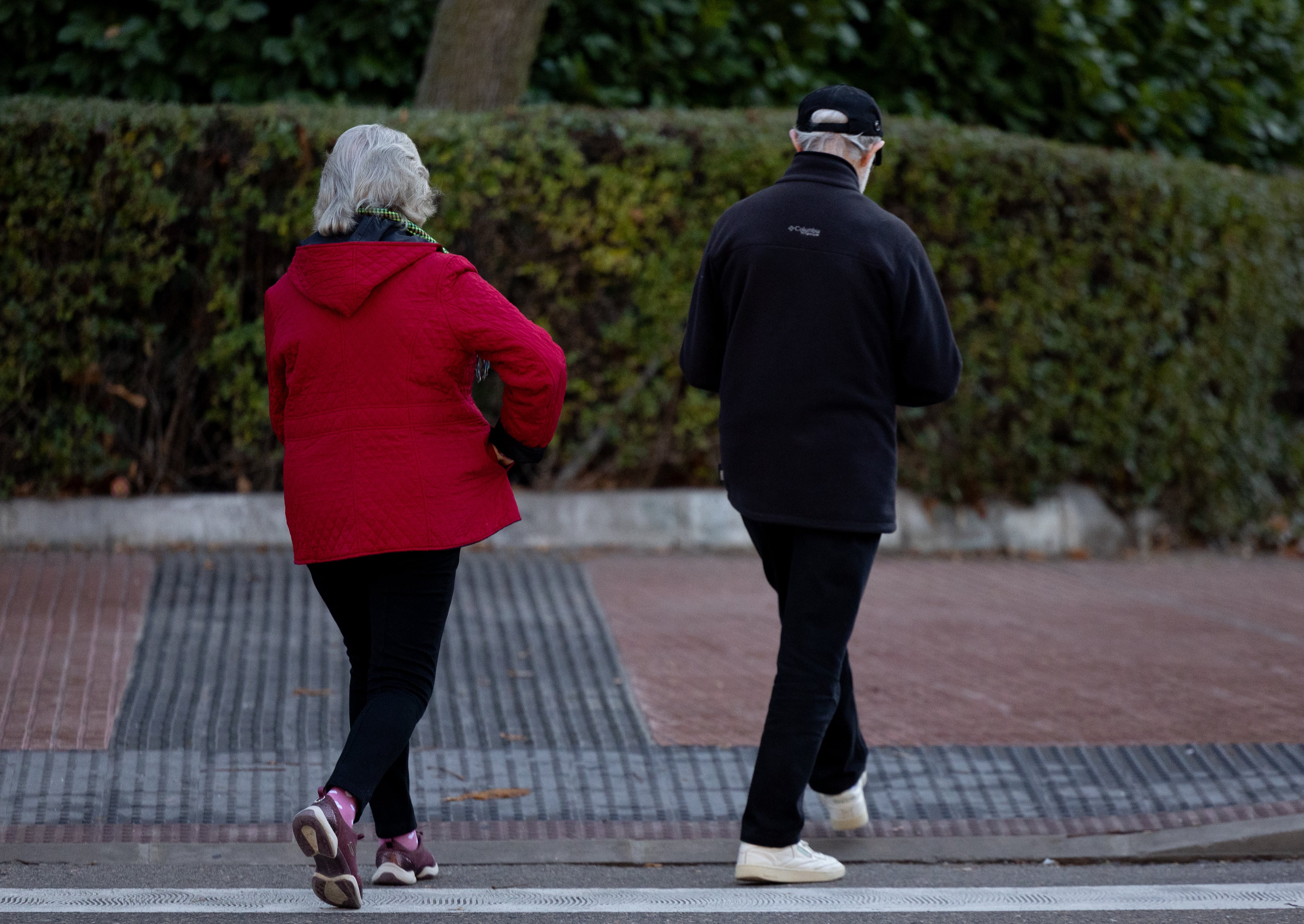 Dos personas jubiladas caminan por la ciudad de Madrid. (Eduardo Parra / Europa Press)