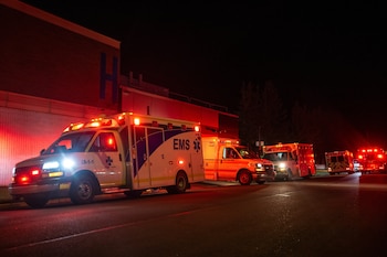 Ambulancias en el Centro de Salud de Wainwright mientras se atiende a militares heridos tras un incendio en la Base de las Fuerzas Canadienses de Wainwright (John Ulan/The Canadian Press vía AP)