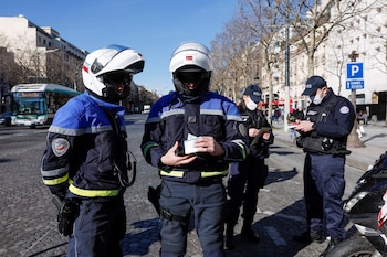 Policías en París, Francia, 12