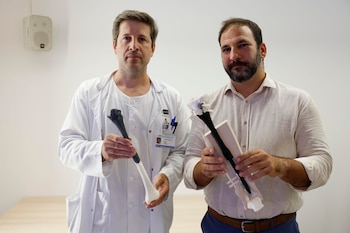 El cirujano del Hospital Gregorio Marañón, Rubén Pérez Mañanes (i) y el ingeniero de la Universidad politécnica de Madrid, Luis Salcedo (d) durante la presentación de la primera prótesis personalizada en el mundo. (EFE/ Mariscal)
