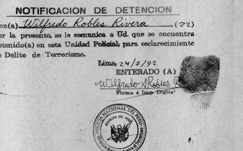 Documento oficial con encabezado 'NOTIFICACION DE DETENCION', nombre 'Wilfredo Robles Rivera', fecha 'Lima, 24/7/92', descripción 'Delito de Terrorismo', firma y huella dactilar