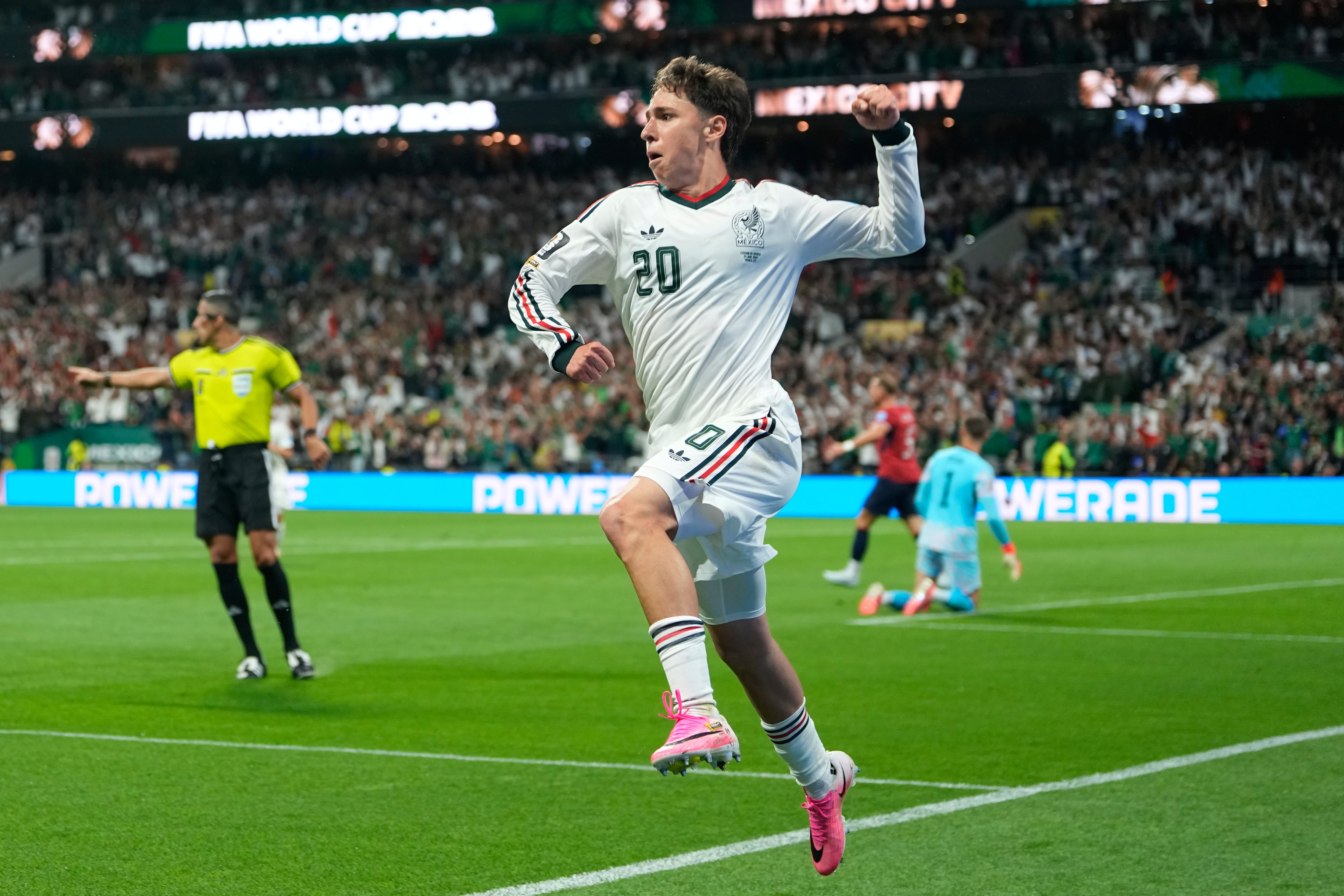 El canterano de Chivas logró anotar su primer gol en un Mundial, algo que su padre no logró hacer durante su carrera como futbolista. (AP Foto/Silvia Izquierdo)