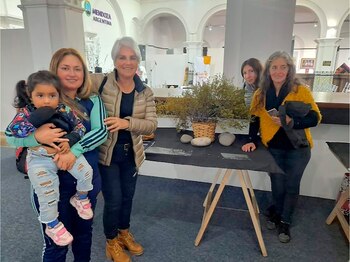 Mercedes Cisternas con mujeres productoras