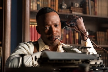 “Robbie Robertson” (Lamorne Morris) in’