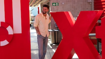 El periodista y creador Javi Hoyos en el evento de presentación de XTI Summer Club. (Daniel González/Infobae)