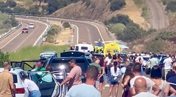 30/08/2026 Imagen del accidente de tráfico en la A-5 en el que ha muerto un motorista de 51 años, a 30 de agosto de 2026.
SOCIEDAD ESPAÑA EUROPA EXTREMADURA AUTONOMÍAS
GUARDIA CIVIL DE CÁCERES