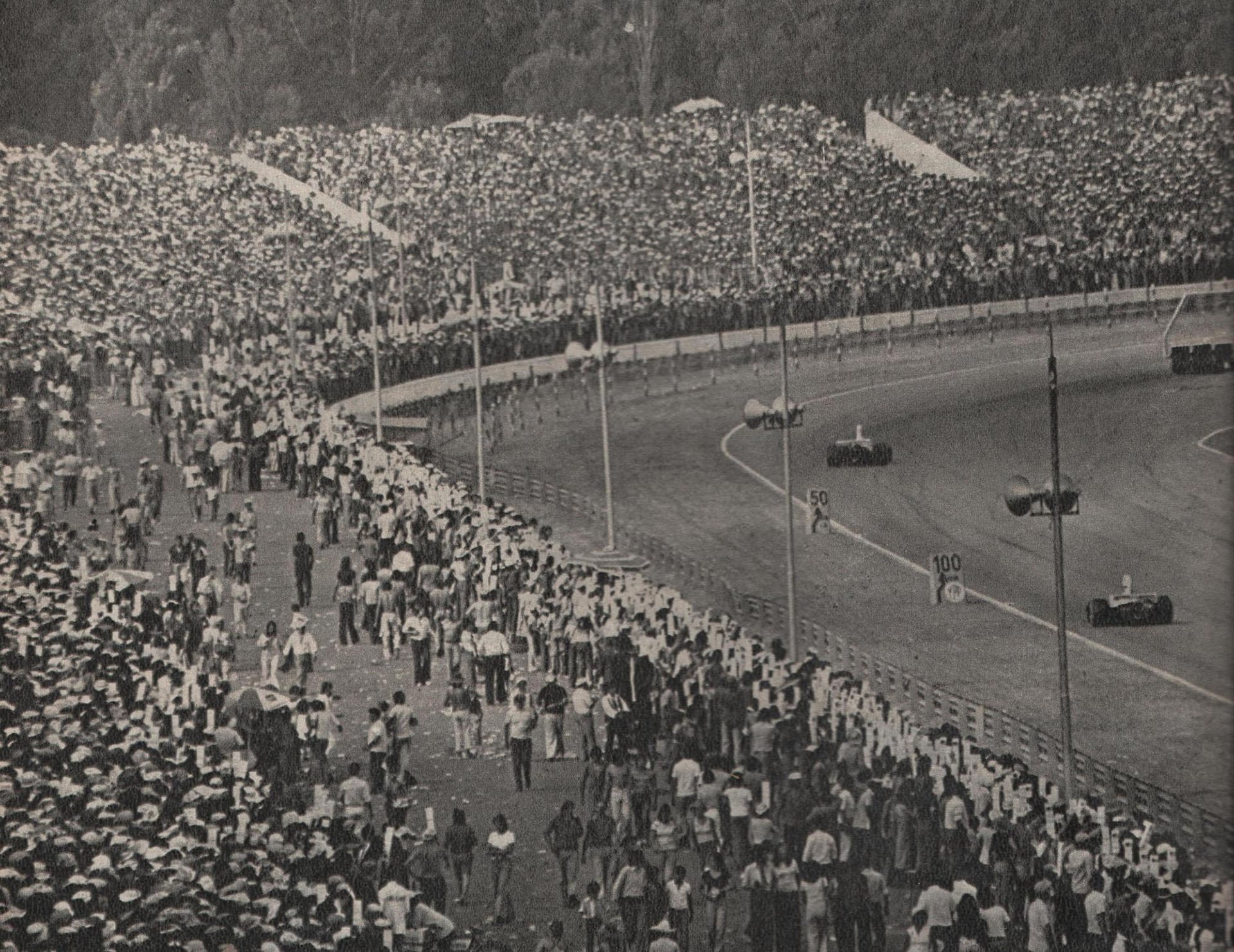 Postal de los inicios de los años setenta. El sofocante calor de enero no impidió que los fanáticos revienten el Autódromo (Archivo revista CORSA)