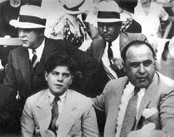 Al Capone junto a su hijo Sonny en un evento público