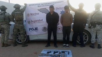 Detienen a dos hombres con armas, más de 700 mil pesos sin acreditar y radios de comunicación en Los Cabos, Baja California