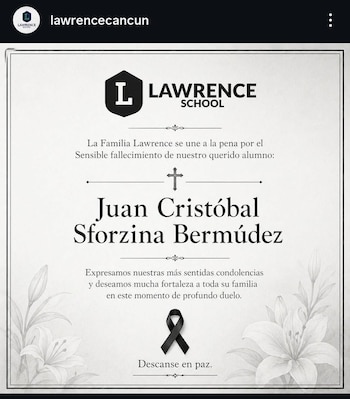 Un comunicado de Lawrence School en blanco y negro, con texto lamentando el fallecimiento de Juan Cristóbal Sforzina Bermúdez, un lazo negro y lirios