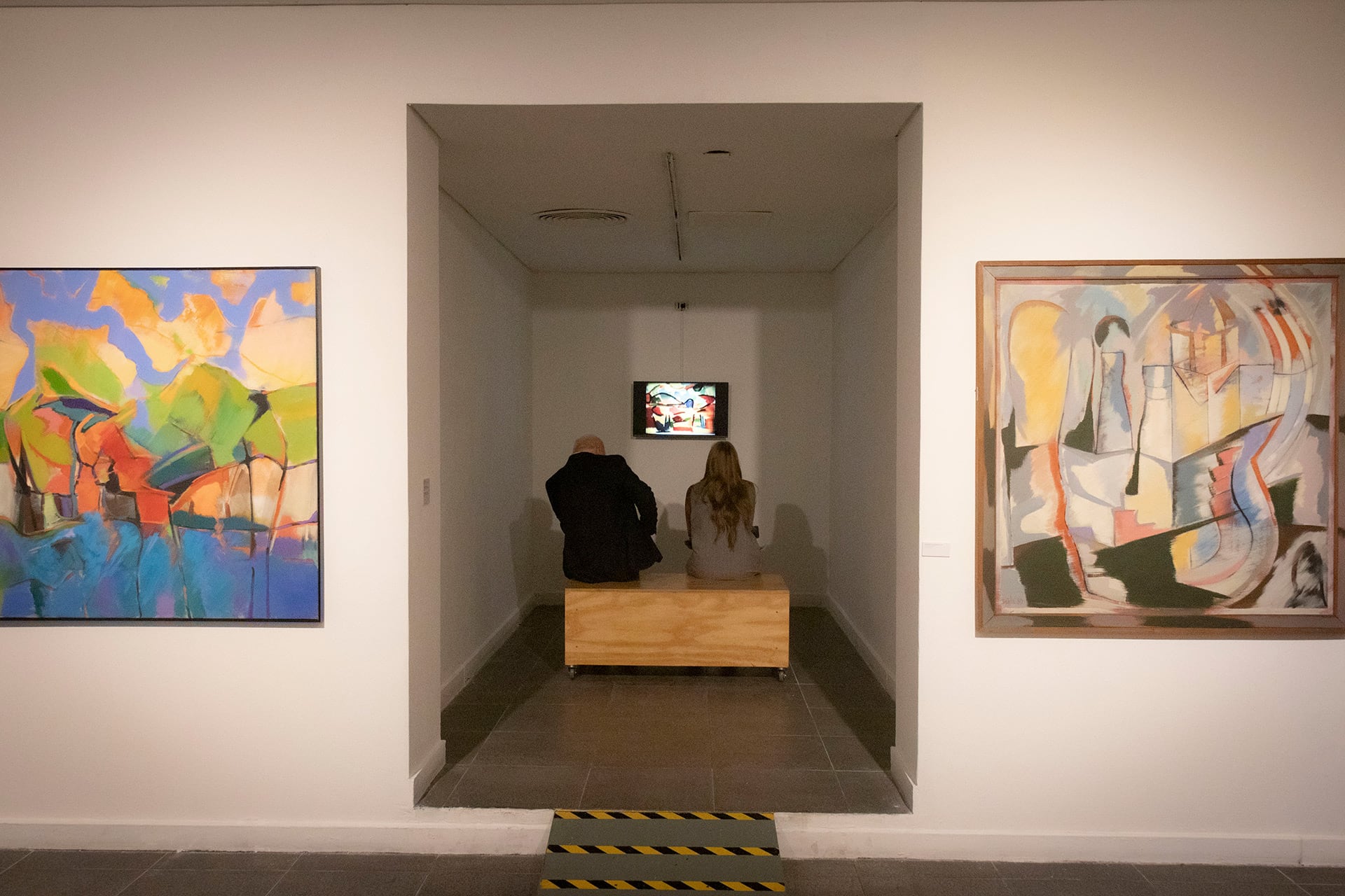 La exhibición también incluye interiores de fines de la década de 1990 y comienzos de los años 2000, concebidos como escenografías con personajes recortados en el espacio
