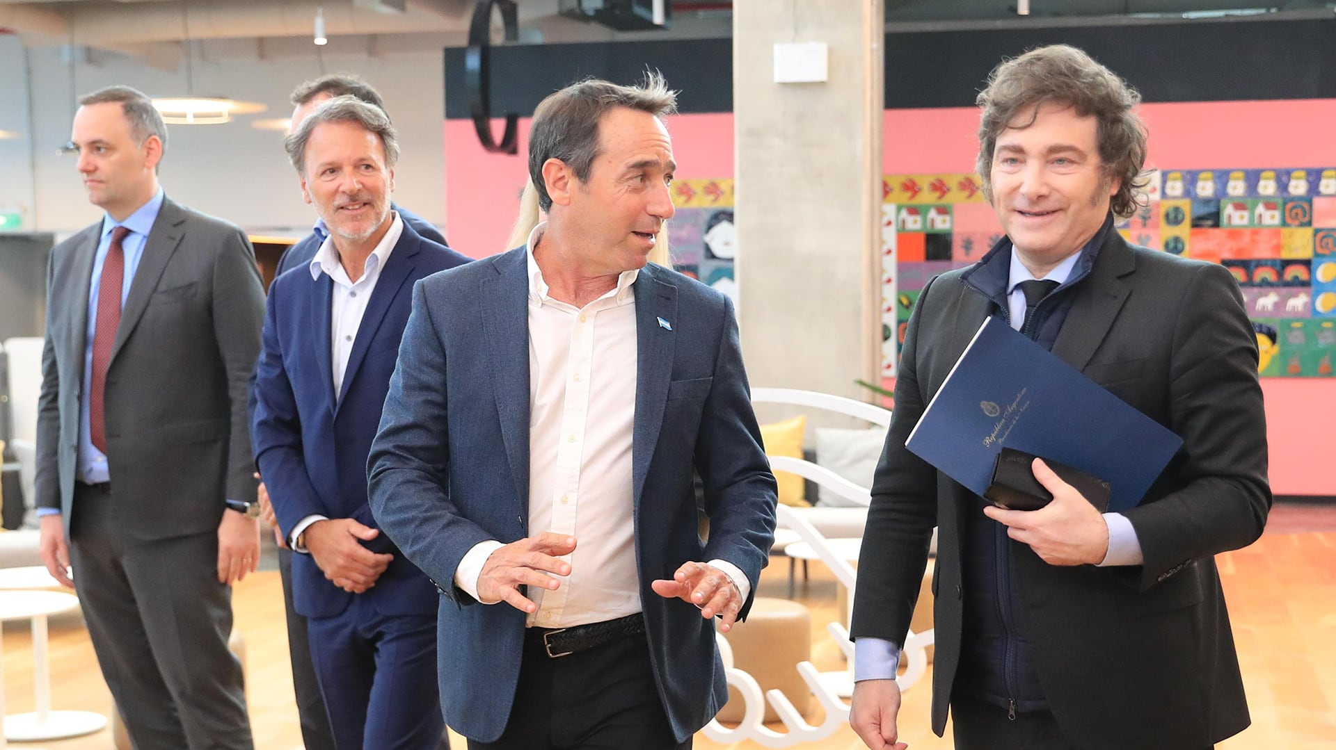 Milei visitó el headquarters de Mercado Libre en 2024