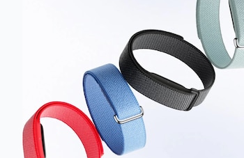 Cuatro correas de tela para pulseras de actividad en colores rojo, azul, negro y verde claro sobre un fondo blanco