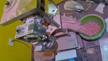 Hallan laboratorios clandestinos y maquinaria para fabricar drogas sintéticas asociadas al fentanilo en Santa Anita y SMP