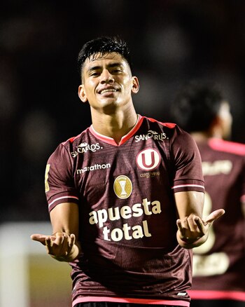 José Rivera ha dado el golpe sobre si debe ser el '9' titular de Universitario. - créditos: Liga 1