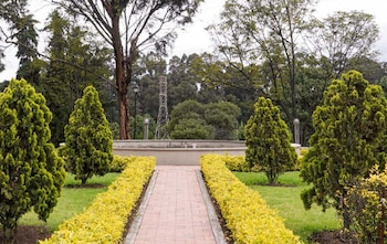 La agresión registrada en 2026 mostró a dos jóvenes recibiendo patadas y golpes mientras permanecían indefensos en el suelo del cementerio Jardines del Apogeo - crédito Jardines del Apogeo