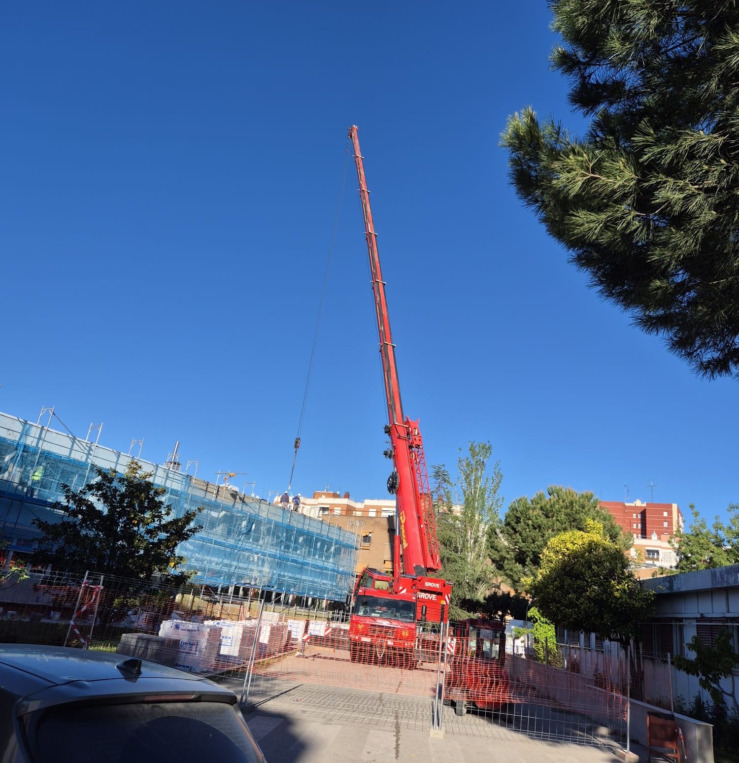 Imagen de una grúa en el centro educativo. (Cedida a Infobae)