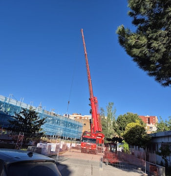 Imagen de una grúa en el centro educativo. (Cedida a Infobae)