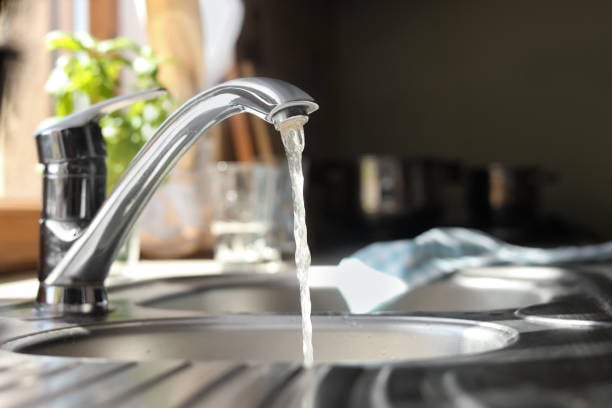 Es importante realizar acciones que ayuden a resguardar la mayor cantidad de agua. Foto: (iStock)