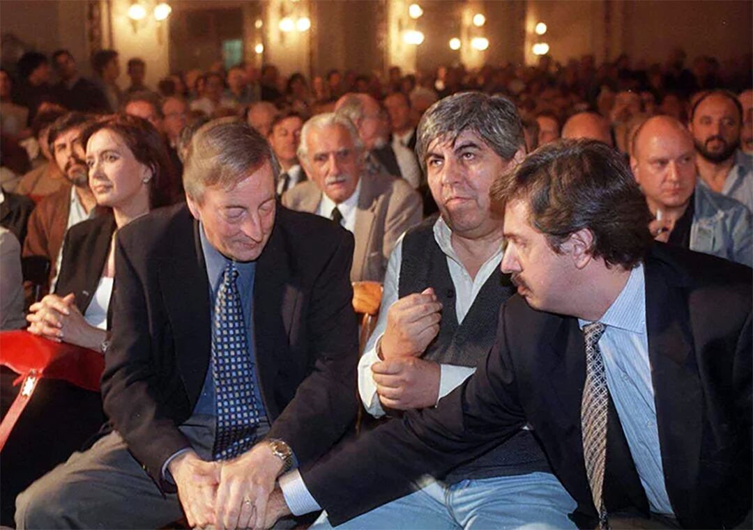 Hugo Moyano, en 2001, en un acto con Néstor y Cristina Kirchner y Alberto Fernández; en 2024, el dirigente vuelve al primer plano