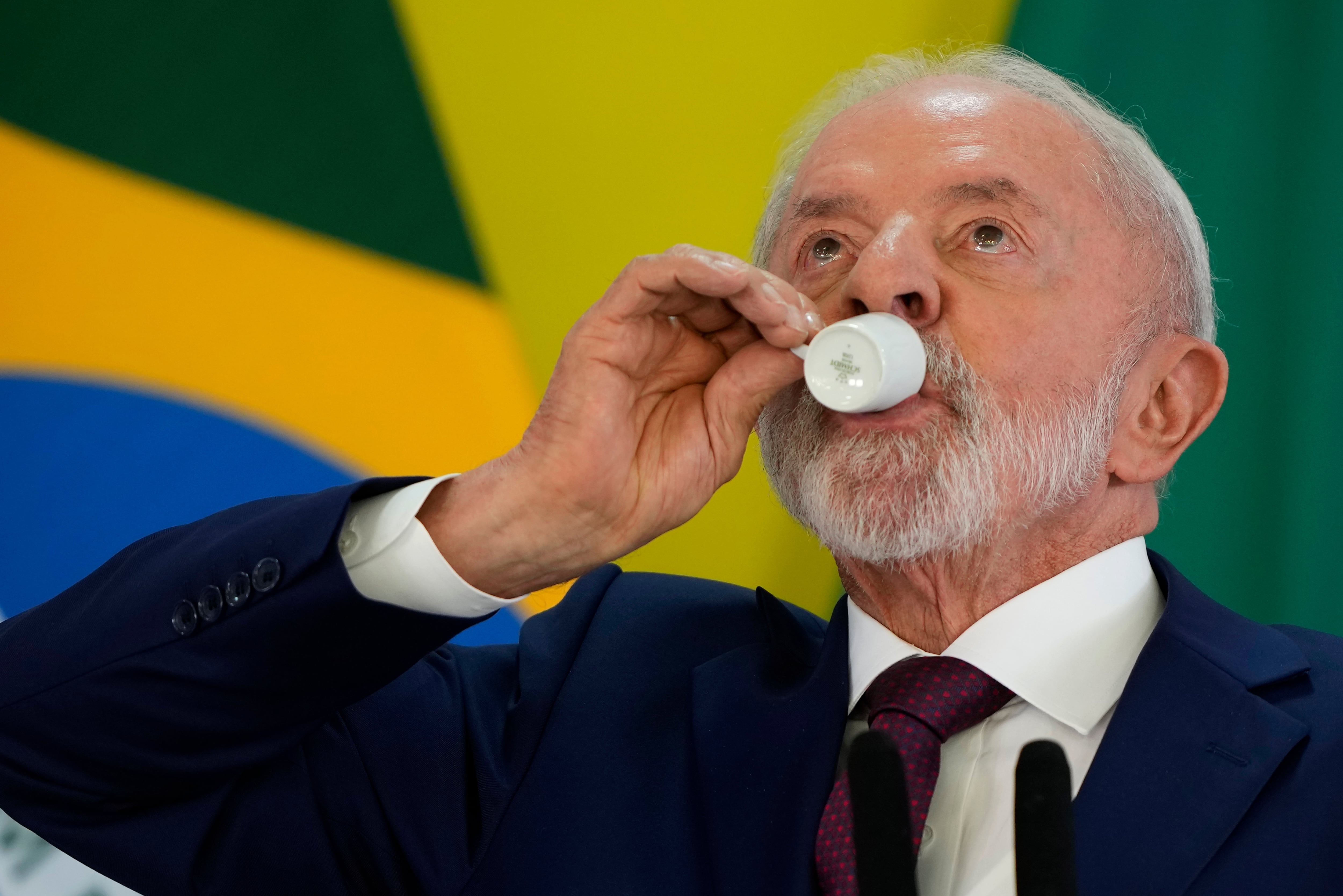 El presidente brasileño, Luiz Inácio Lula da Silva, toma un sorbo de café durante una rueda de prensa en Brasilia (AP foto/Eraldo Peres)