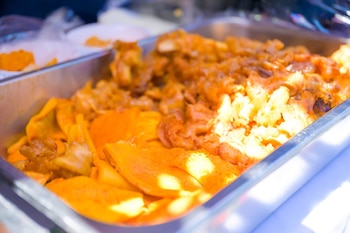 La historia de la sopa de pata en El Salvador se remonta a la influencia de técnicas indígenas y españolas, adaptadas con ingredientes locales y creatividad popular. (Foto cortesía Alcaldía de San Salvador)