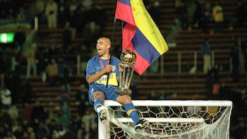 Mauricio Serna celebrando la copa
