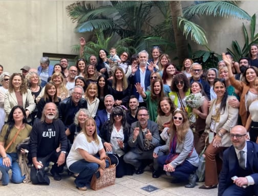 La feliz pareja en el registro civil con los invitados