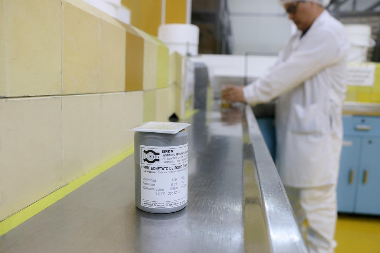 Un recipiente con pertecnetato de sodio Tc-99m elaborado por el Instituto Peruano de Energía Nuclear reposa en el Centro Nuclear RACSO antes de su distribución a centros de salud.