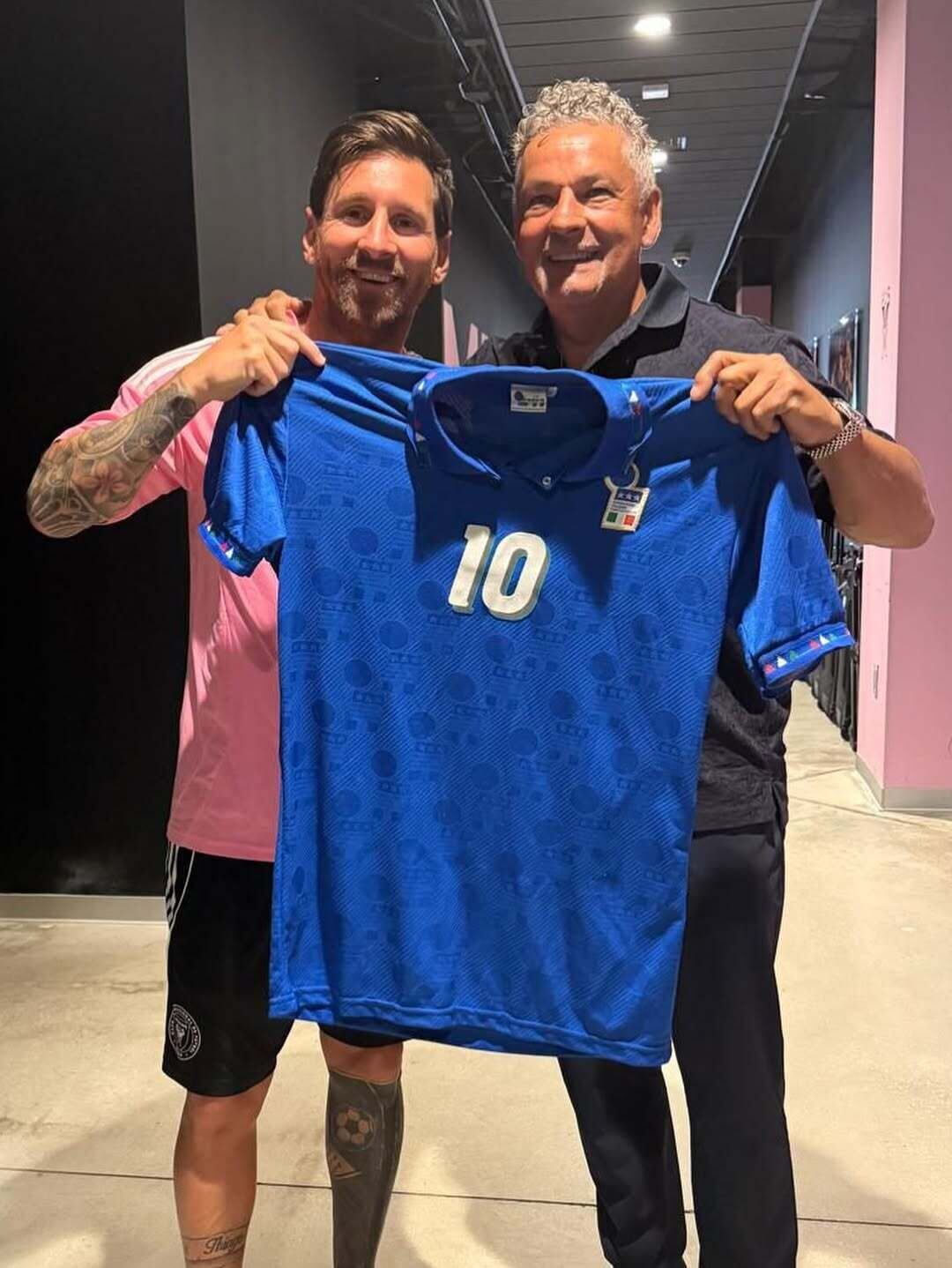 También estuvo con Messi y hasta le obsequió una remera de Italia