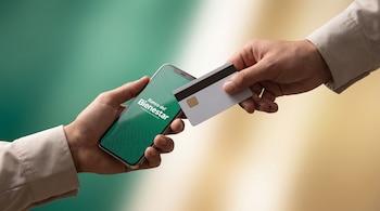 Dos manos interactúan: una sostiene un smartphone con el logo de Banco del Bienestar, la otra extiende una tarjeta de débito genérica. Fondo degradado verde, blanco y dorado.