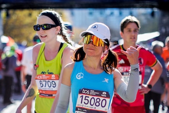 Una joven saluda antes de