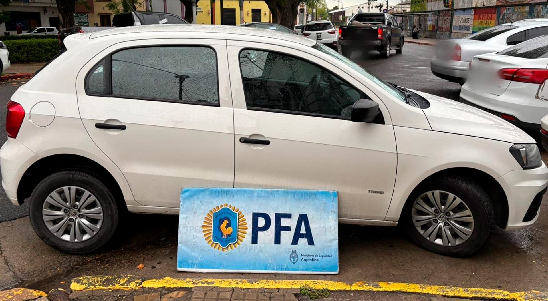 Durante el allanamiento se halló un auto con pedido de secuestro activo por robo