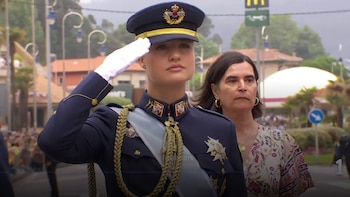 La princesa Leonor demuestra su valía como futura capitana general de los ejércitos en su debut en el Día de las Fuerzas Armadas ante el orgullo de los reyes