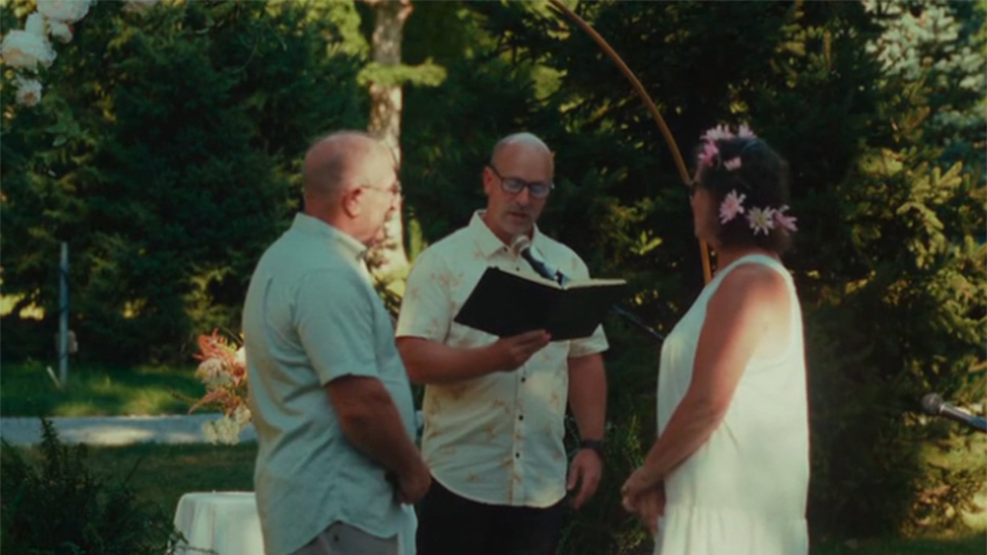 Bruce y Beckie Maier casándose nuevamente en la actualidad