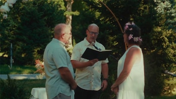 Bruce y Beckie Maier casándose