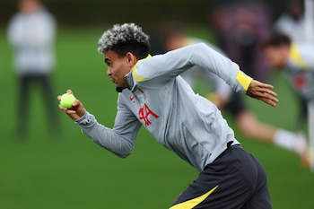 Luis Díaz entrenando en el AXA Training Centre de Liverpool previo al duelo ante Bolonia-crédito Molly Darlington/REUTERS