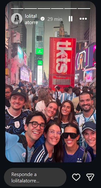 Lola Latorre llegó con un grupo de amigos y posó para la foto grupal