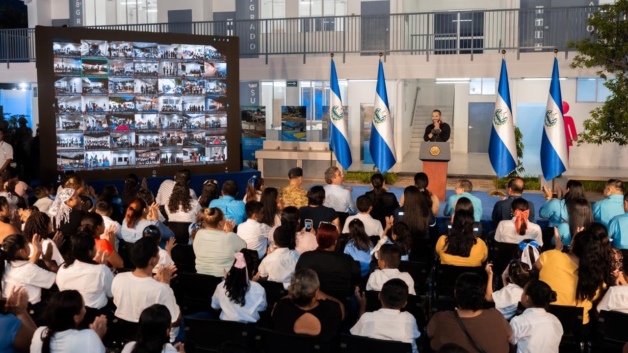Cada anuncio en cadena nacional refleja el avance sostenido y el acceso público a los datos. Las comunidades y los estudiantes comienzan a percibir el verdadero alcance de esta intervención masiva (Foto cortesía Secretaría de Prensa de la Presidencia)